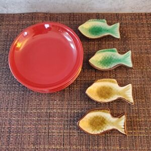 Sushi set- 4 soy sauce bowls and ceramic fish chopstick rests
